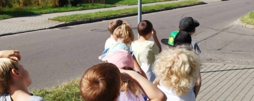Poszukiwanie znaków drogowych w okolicy przedszkola
